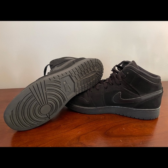 Youth Air Jordan’s black suede - Picture 2 of 2